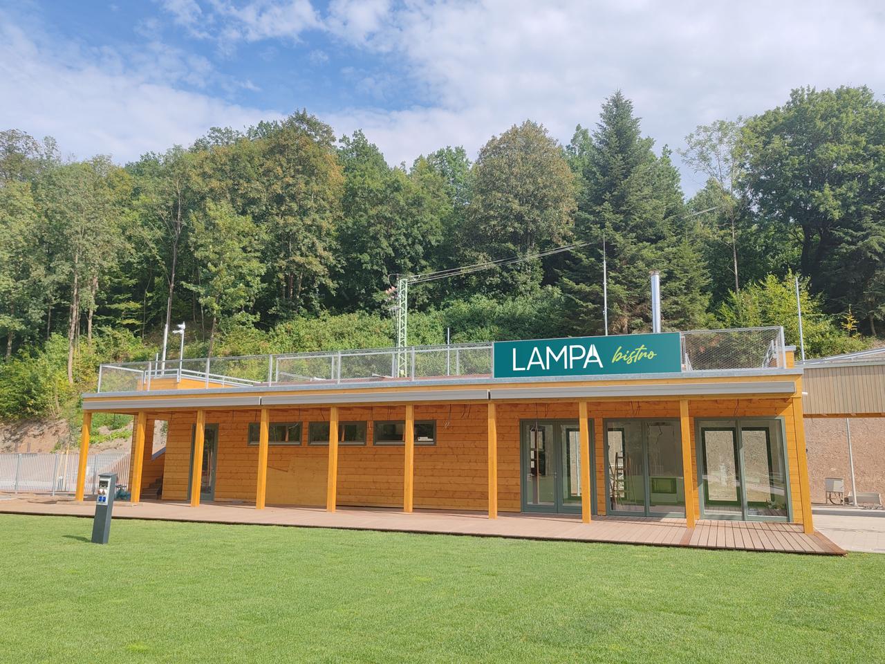 Bistro Lampa z travnaté plochy areálu